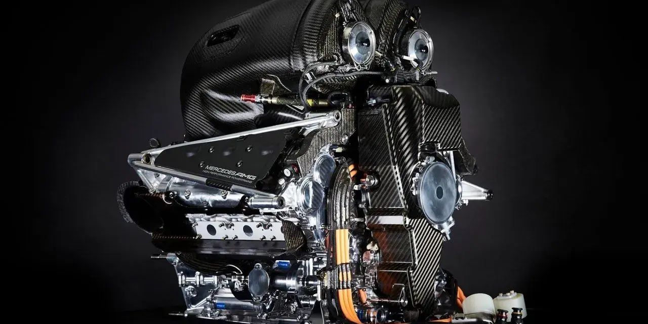 Motor Mercedes-AMG de alta tecnología, anticipando los motores F1 2026. Diseño complejo en fibra de carbono y metal pulido.