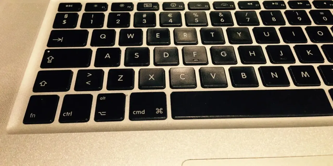 Klawiatura laptopa z widocznymi klawiszami, w tym literami "QWERTY" i "ASDFGH". Można tu znaleźć skrót klawiszowy na wyłączenie komputera.