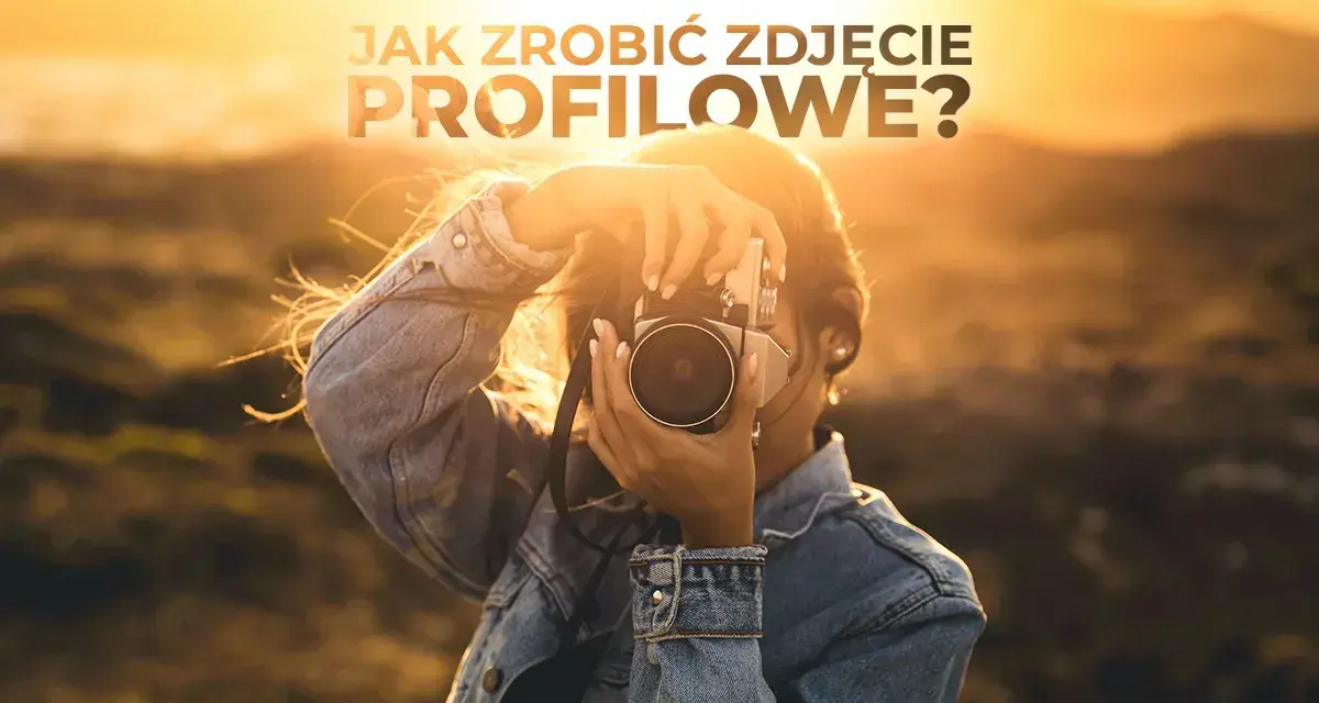 Dziewczyna w dżinsowej kurtce robi zdjęcie aparatem na tle zachodzącego słońca. Tekst: "Jak zrobić ładne profilowe?".