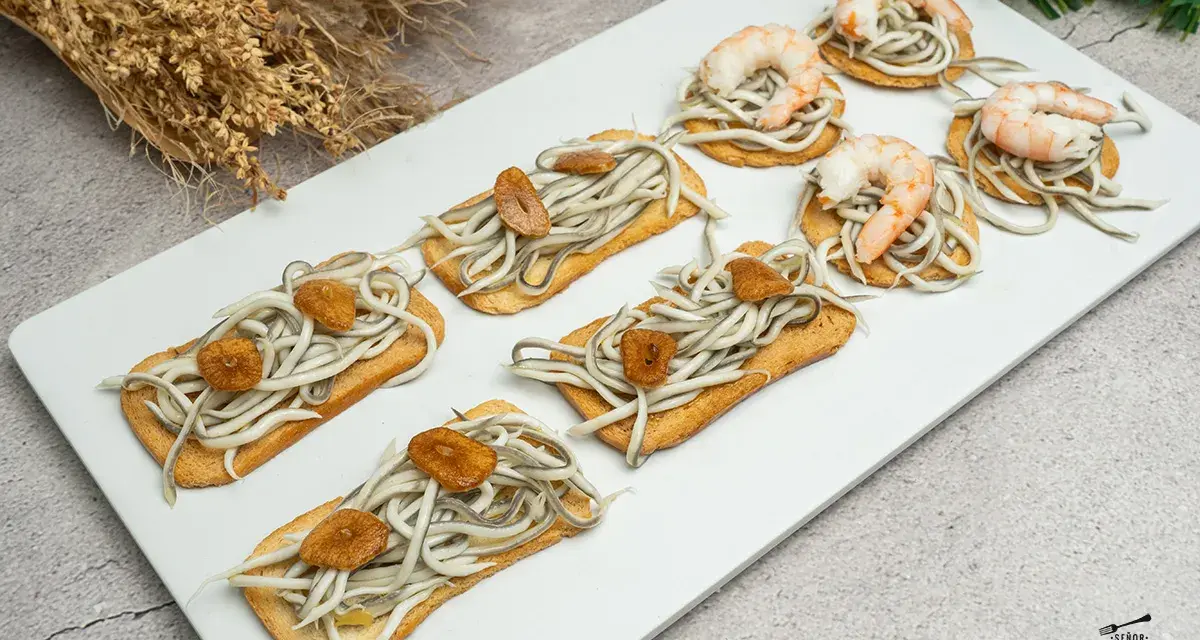 Deliciosas tostas con gulas y gambas, perfectas para tus recetas con gulas para cenar. Un bocado exquisito.