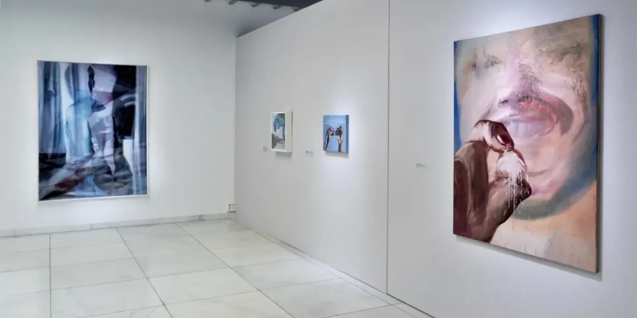 Galeria sztuki z abstrakcyjnymi obrazami. Inspiracja, jak zaprojektować zaproszenie na wernisaż lub premierę książki, może przyjść z tych dzieł.