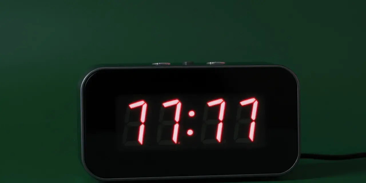 Cyfrowy zegar pokazuje 11:11. To moment, gdy numerologiczna 11 i 7 łączą się, tworząc magiczną chwilę.