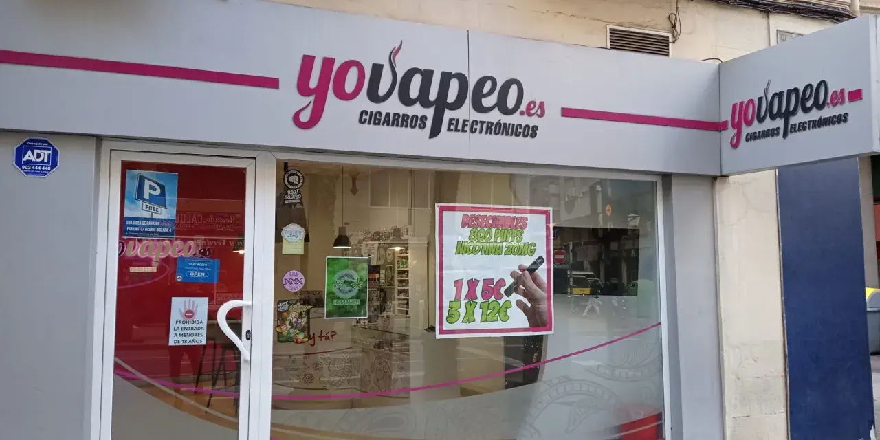 Tienda "yovapeo.es" de cigarros electrónicos. Venden atomizadores y otros productos para vapear.