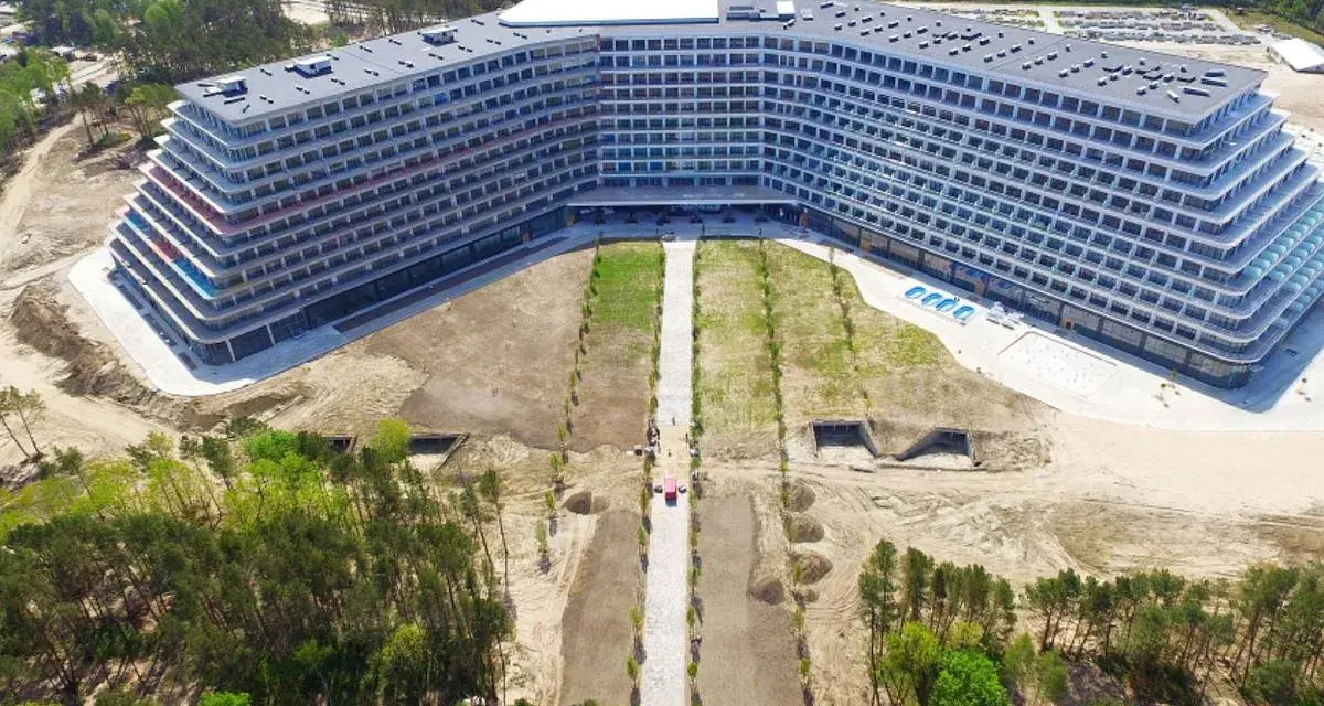 Ogromny hotel Gołębiewski w Pobierowie, z tarasami i basenem. Ile pokoi ma hotel Gołębiewski w Pobierowie? Tego nie widać, ale jest ich mnóstwo!