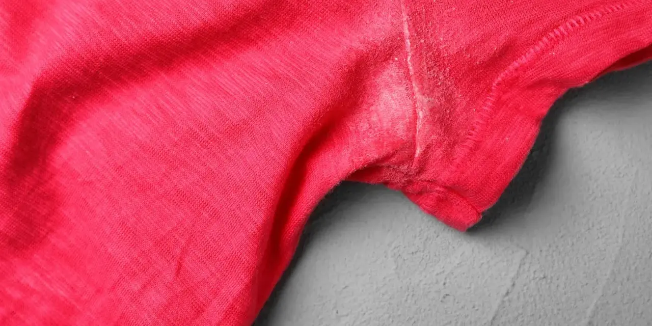 Rotes T-Shirt mit hartnäckigen Deo-Flecken unter dem Arm. Tipps zum Deoflecken entfernen gesucht.