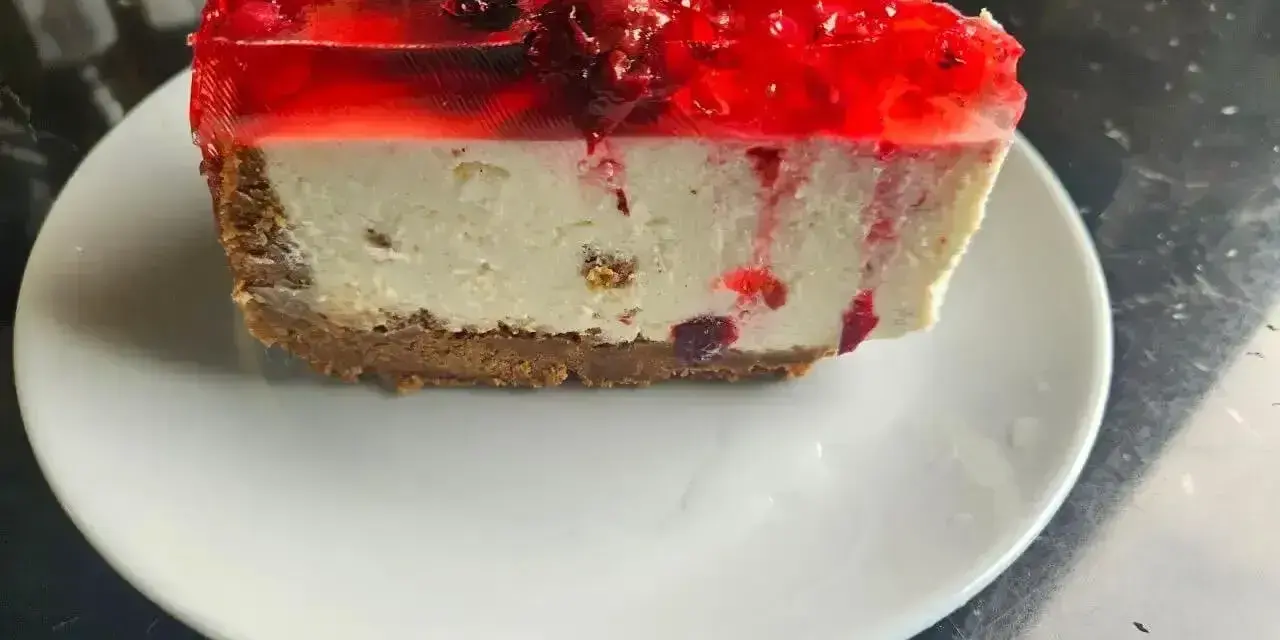 Pyszny sernik na zimno z galaretką i owocami leśnymi na kruchym spodzie. Idealny na letnie popołudnie.