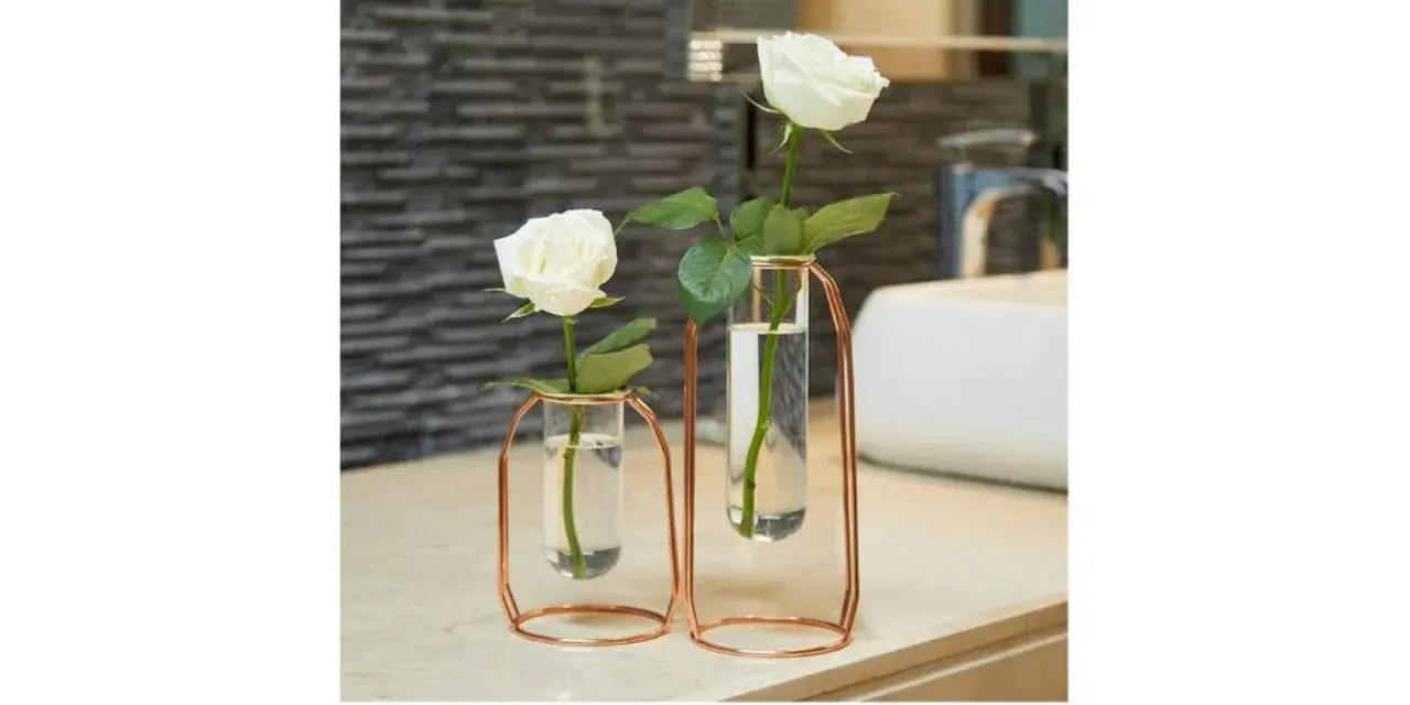 Dos jarrones de cristal grandes con rosas blancas, ideales para decorar tu hogar con elegancia.