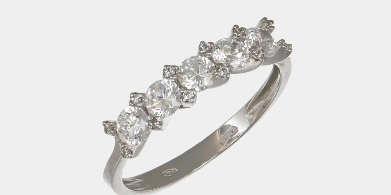 Anello in argento con cinque zirconi incastonati, un simbolo di eleganza e valore.