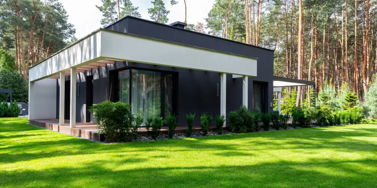Nowoczesny dom 150m2 otoczony lasem. Zastanawiasz się, jaki jest koszt budowy domu 150m2?