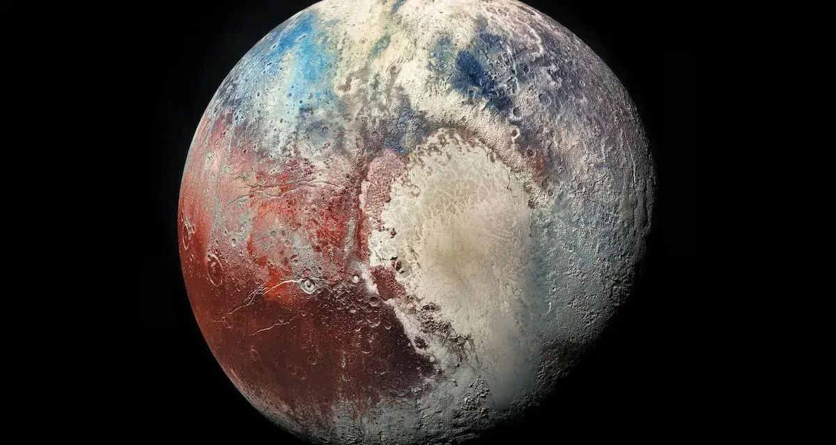 Plutón, con su carta astral de colores rojizos, blancos y azules, revela un paisaje helado y misterioso en el espacio.