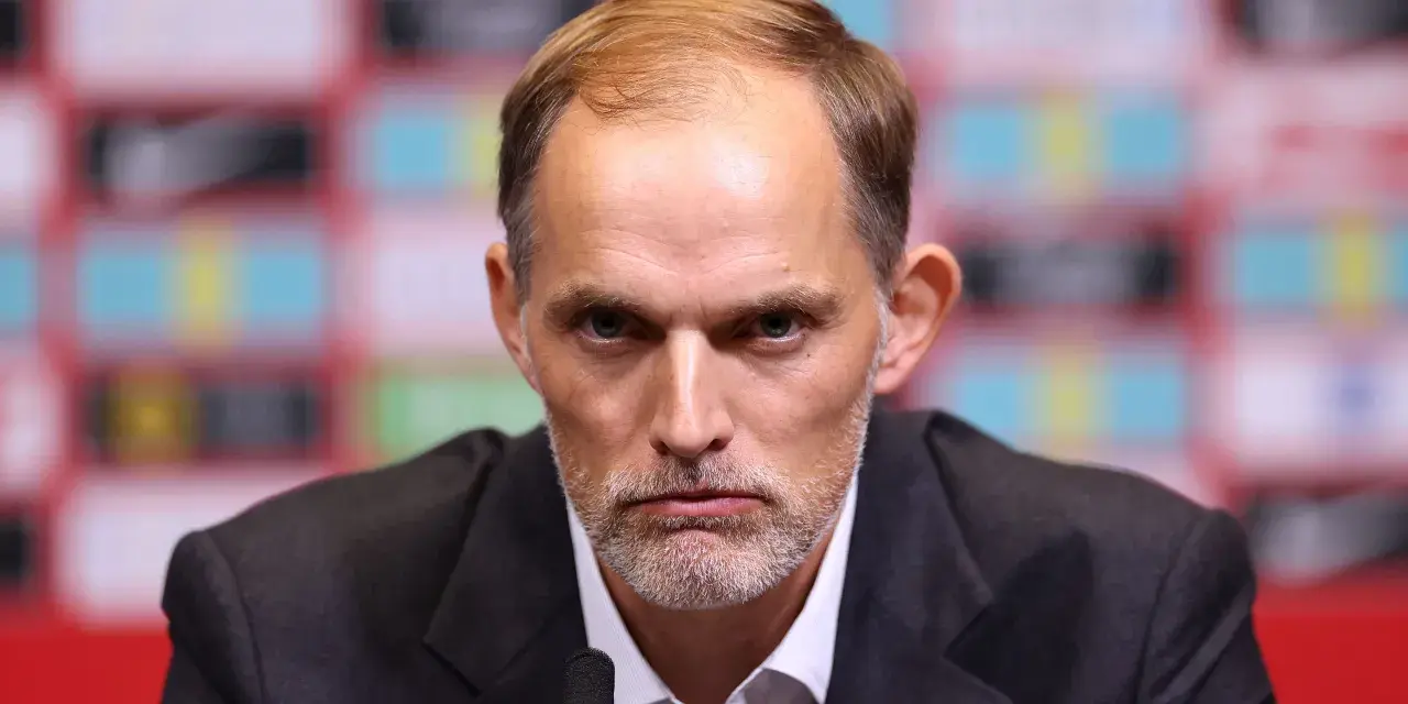 Thomas Tuchel, były trener Chelsea, z poważną miną przed mikrofonem.