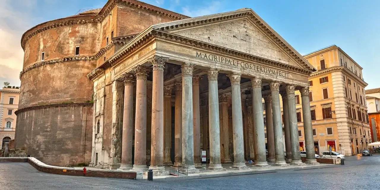 Le Panthéon de Rome, chef-d'œuvre antique, se dresse majestueusement avec ses colonnes imposantes et son dôme emblématique.