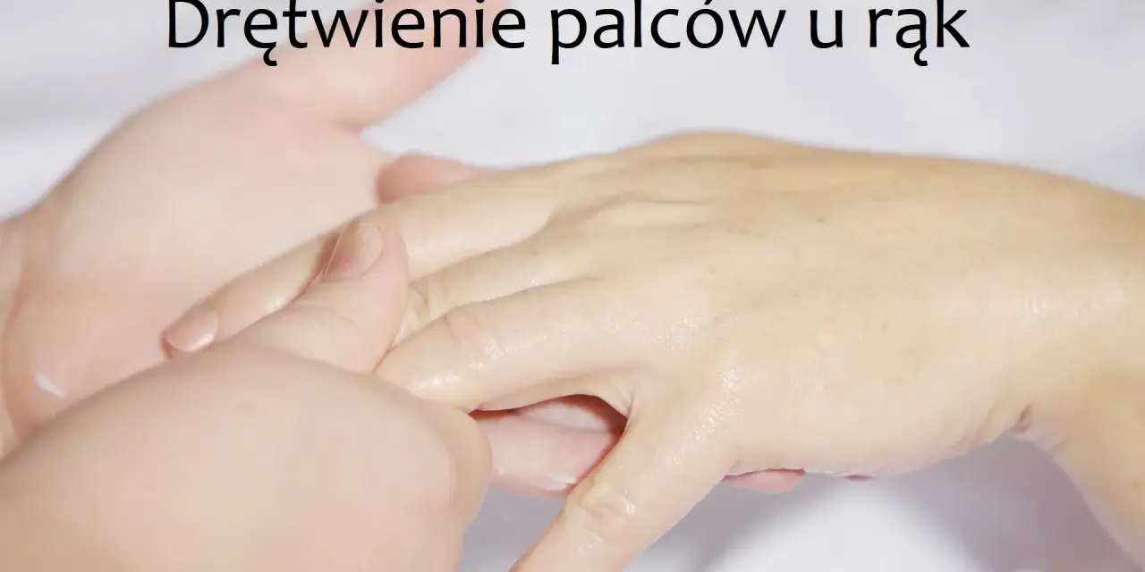 Delikatny masaż dłoni, który pomaga złagodzić drętwienie palców u rąk.