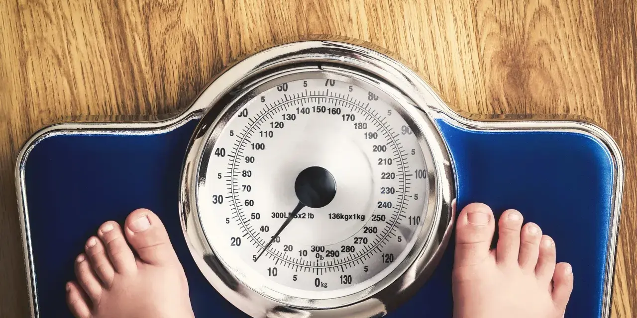 Dziecko staje na wadze. Zastanawiasz się, ile powinien ważyć 14 latek przy wzroście 170 cm?