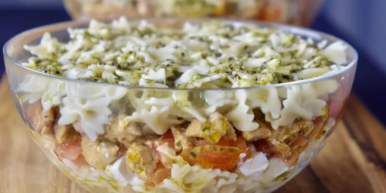 Pyszna sałatka z kurczakiem i makaronem farfalle, polana sosem pesto. Idealna na letnie dni.