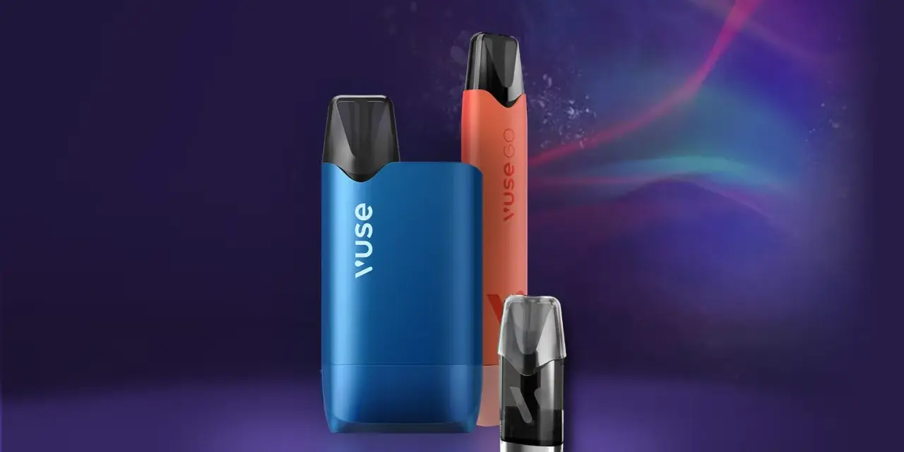 Tres pods vape de diferentes colores: azul, naranja y uno transparente con líquido.