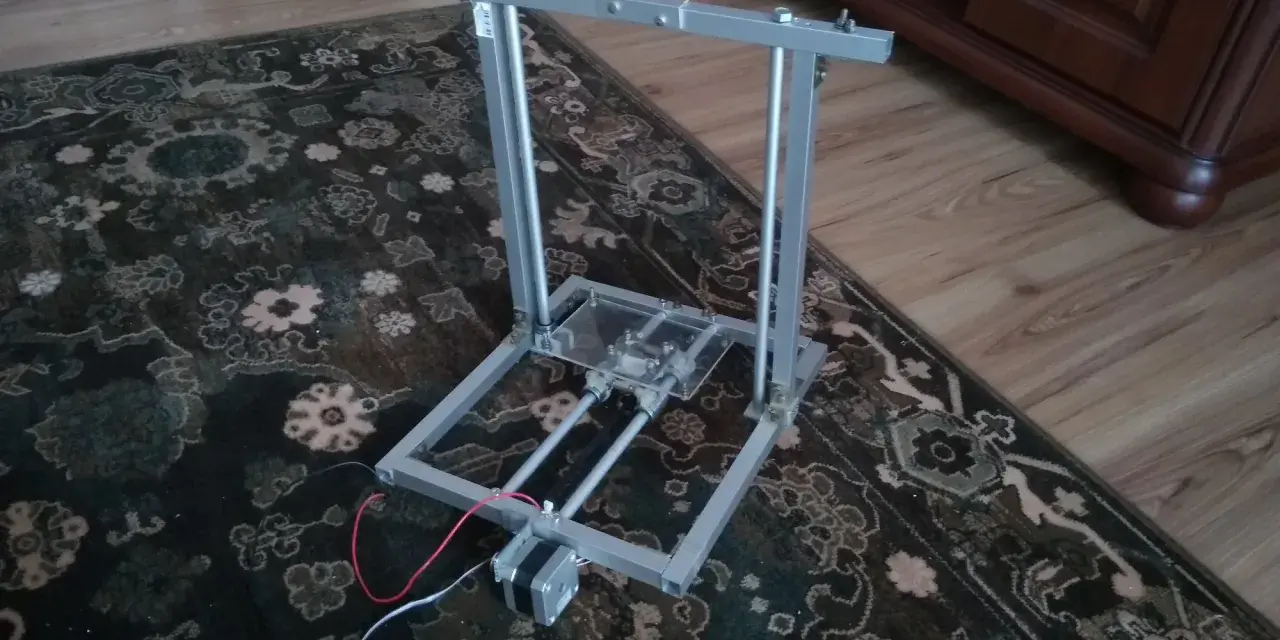 Samodzielnie zbudowana drukarka 3d diy, gotowa do pracy.