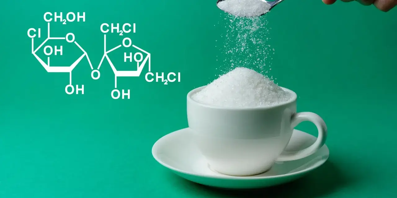 Wzór chemiczny sukralozy obok filiżanki cukru. Czy sukraloza a cukrzyca to dobry wybór?
