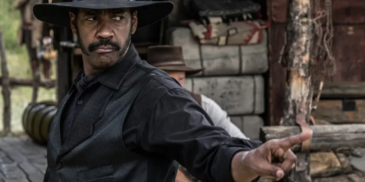 Denzel Washington w westernowym kapeluszu, jak w jego najlepszych filmach, wskazuje palcem.