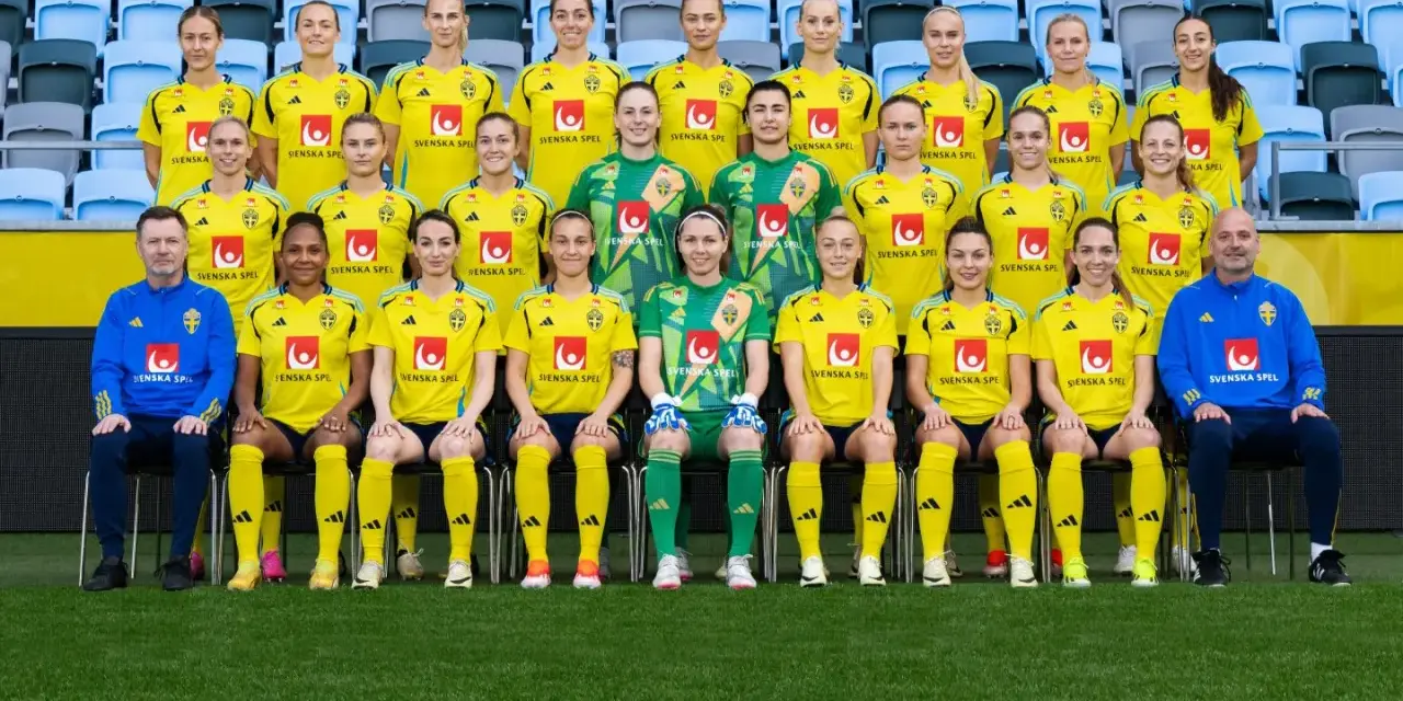 Svenska damlandslaget fotboll poserar för ett lagfoto i sina gula matchställ.
