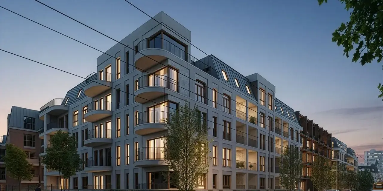Nowe inwestycje Poznań: nowoczesne apartamentowce z balkonami i mansardowymi dachami, oświetlone wieczornym światłem, przy ulicy z torami tramwajowymi.