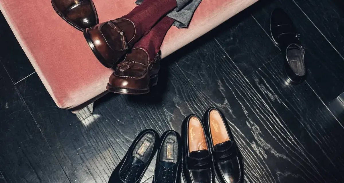 Scarpe eleganti da uomo: mocassini con nappine e stringate. Il numero 8 di scarpe a cosa corrisponde? Probabilmente a una taglia UK 8, che in Italia è circa un 42.