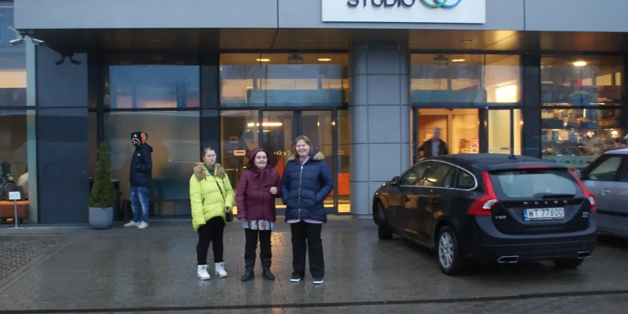 Przed budynkiem ATM Studio, gdzie jest nagrywane Koło Fortuny, stoją trzy dziewczyny.