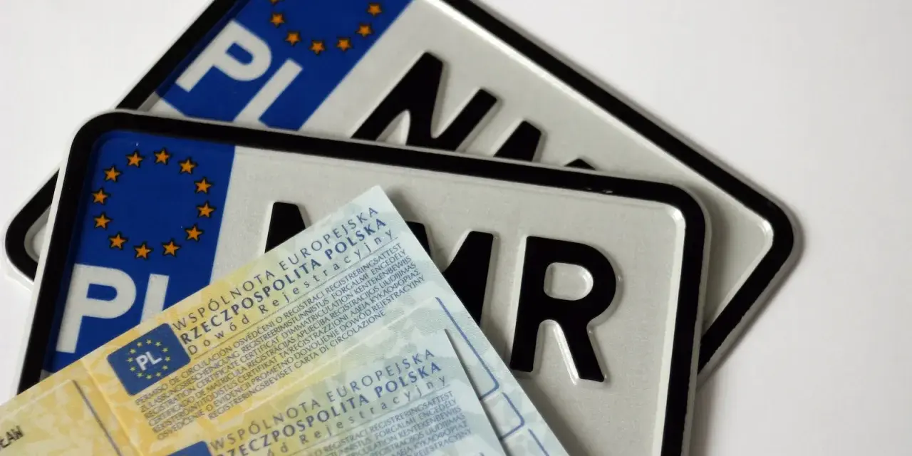 Dwa polskie dowody rejestracyjne i tablice z literami "NMR". Cały proces **cal rejestracja** jest tu widoczny.