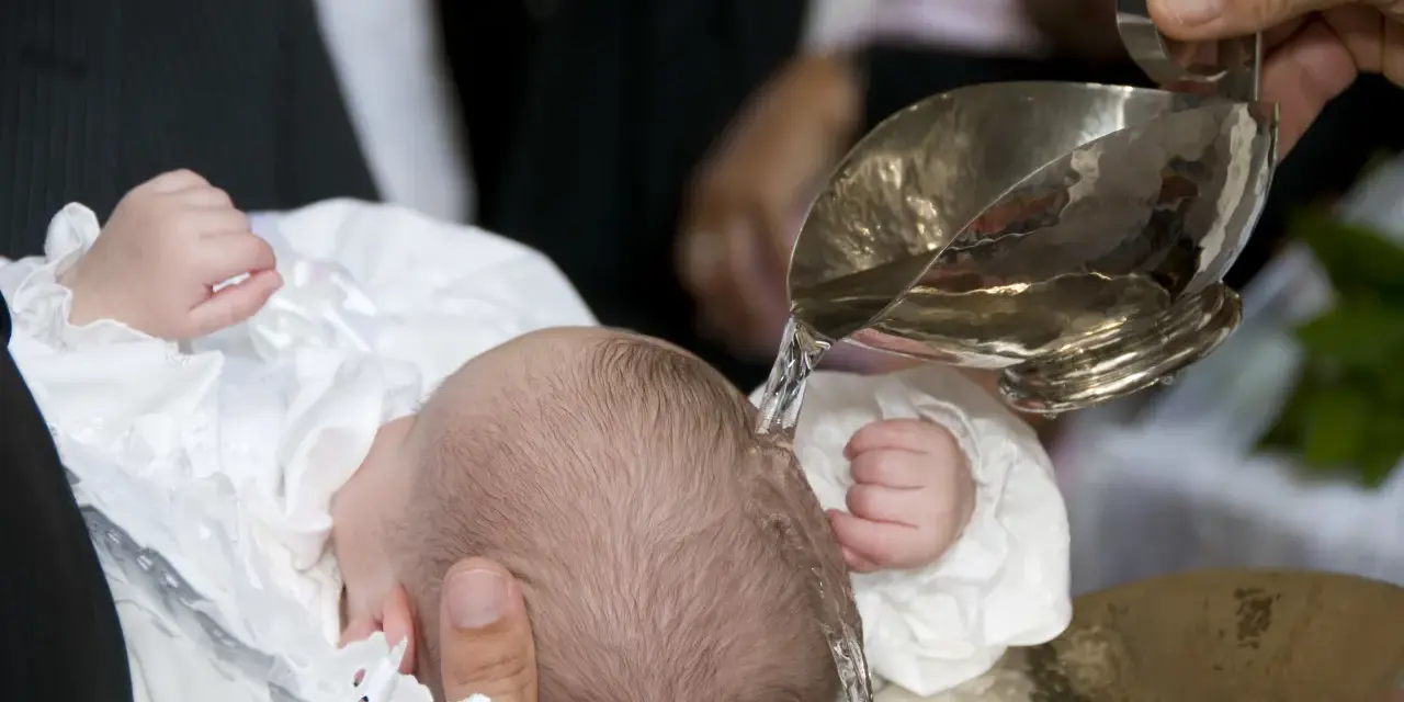 Kiedy robi się chrzciny? Odpowiedni czas na chrzest dziecka
