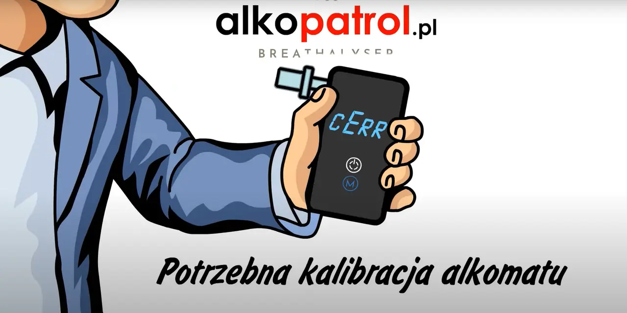 Dłoń w garniturze trzyma alkomat z napisem "CERR".