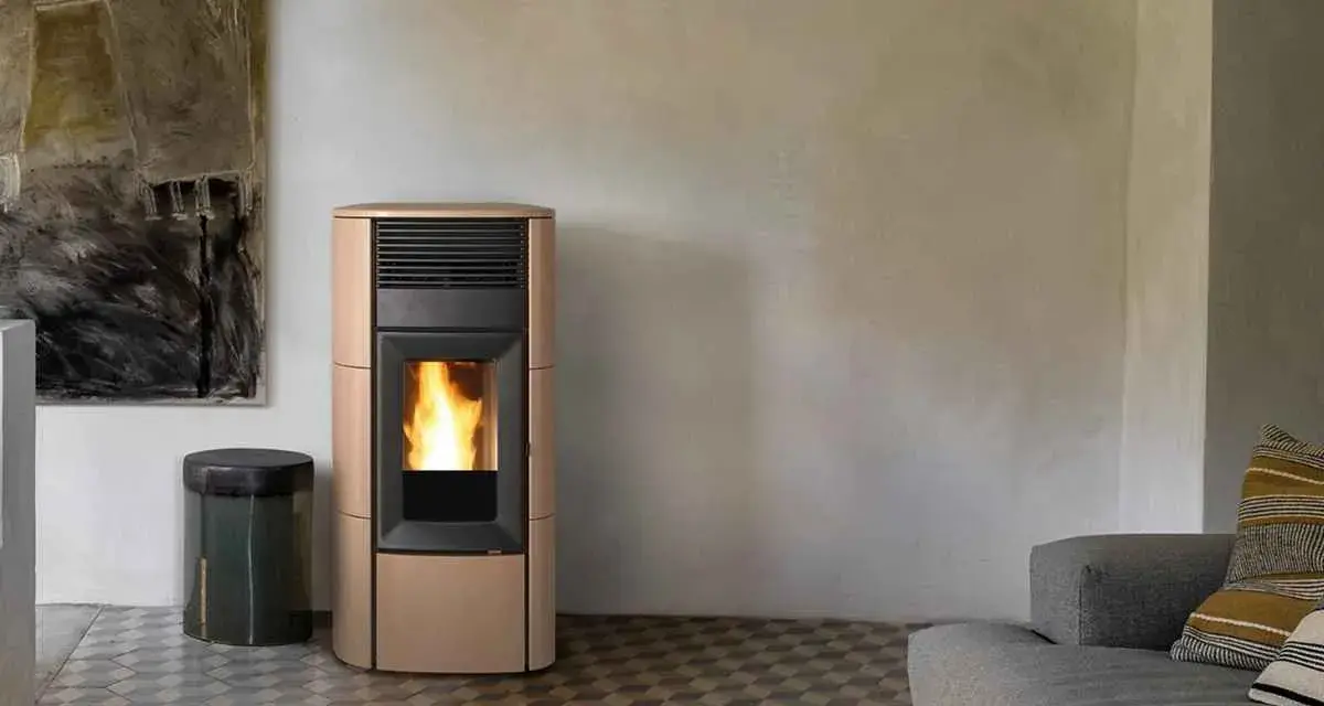 Stufa a pellet idro, elegante e moderna, con fiamme vive. Può funzionare senza acqua, offrendo calore e stile.