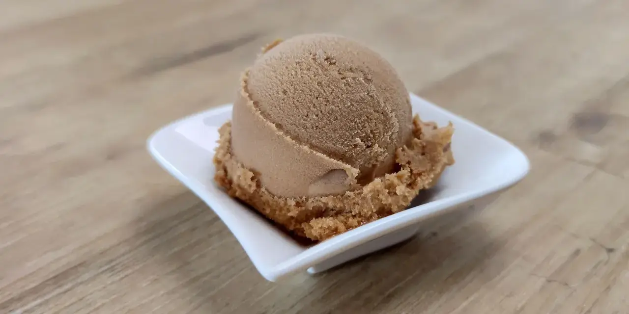 Ein Löffel cremiges Cola-Eis, perfekt für alle, die Cola Eis selber machen wollen.