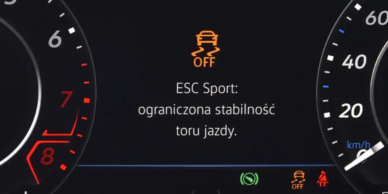 Na desce rozdzielczej świeci się kontrolka ESP OFF, informując o ograniczonej stabilności toru jazdy w trybie ESC Sport.