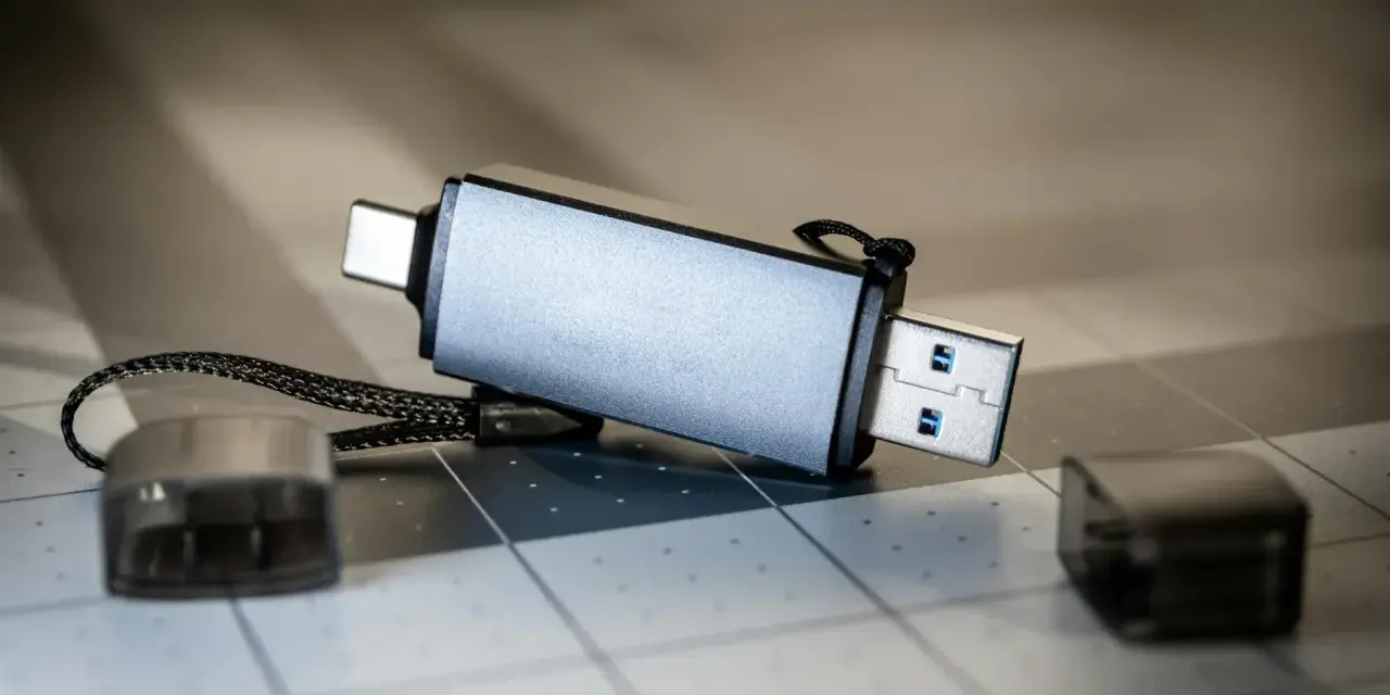 Pendrive z dwoma złączami, gotowy do wywoływania zdjęć. Idealny do przenoszenia wspomnień.