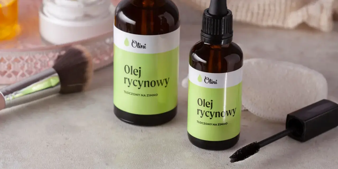 Dwie buteleczki z etykietą "Olej rycynowy" obok pędzla do makijażu i tuszu do rzęs. Idealny do pielęgnacji rzęs.