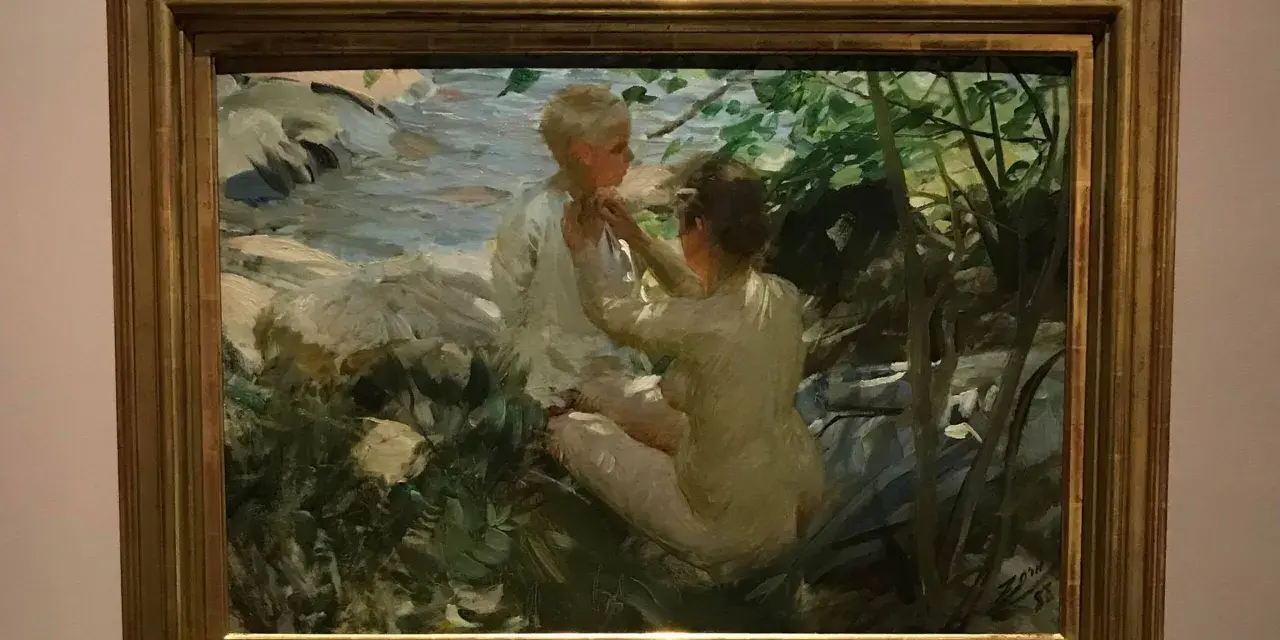 Anders Zorn fångar två barn vid en bäck. En flicka klär på en pojke i solljus.