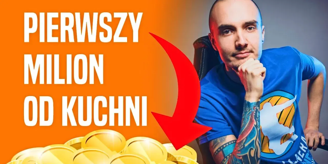 Mężczyzna z tatuażami zastanawia się, jak szybko zarobić pieniądze. Na ekranie napis "Pierwszy milion od kuchni" i stos złotych monet.
