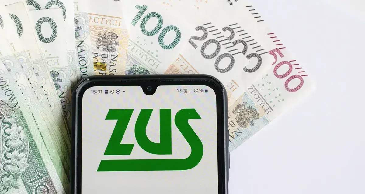 Telefon z logo ZUS na tle polskich banknotów. Oczekujesz zwrotu nadpłaty?