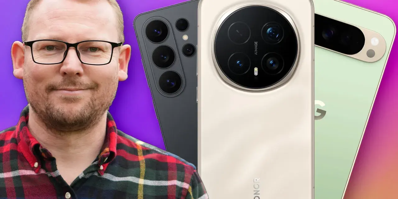 Mann mit Brille und kariertem Hemd vor drei Smartphone-Kameras.