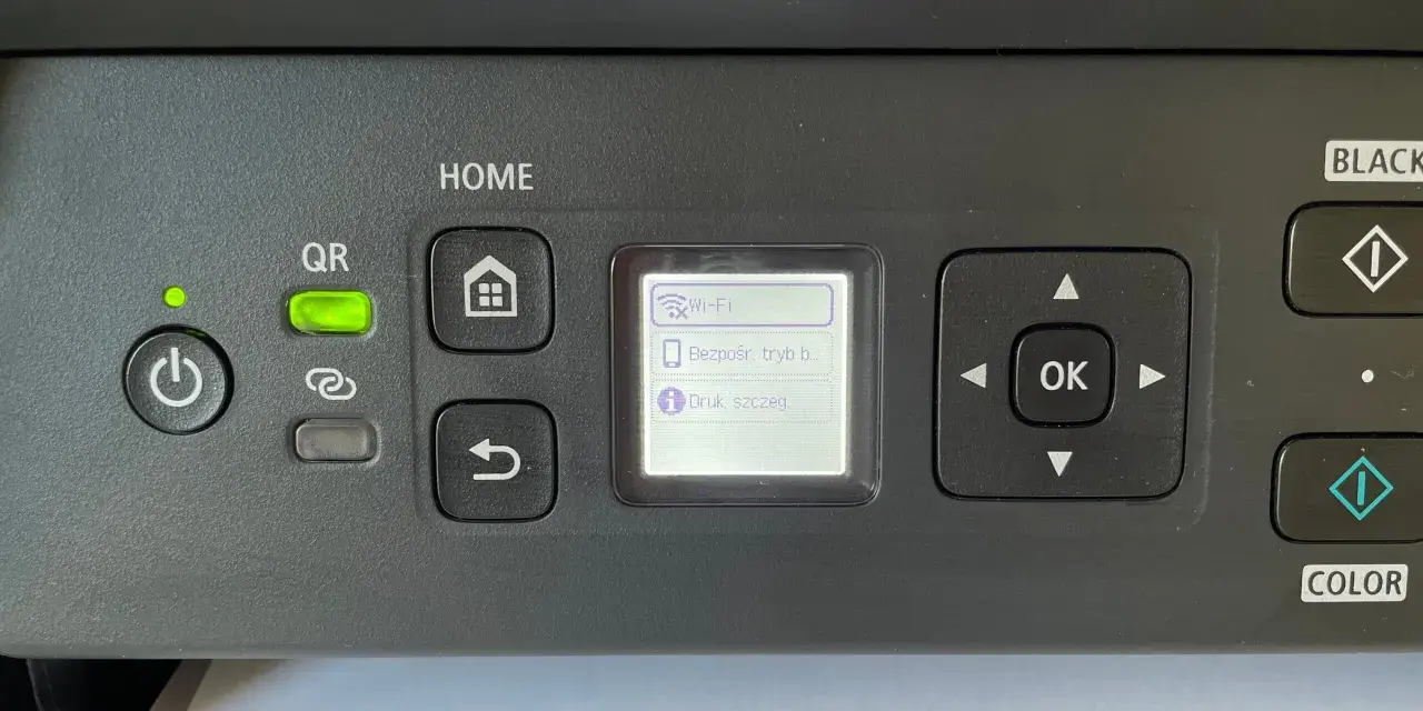 Drukarka Canon TS3150. Zielona kontrolka QR świeci, a na ekranie widoczny jest komunikat "Bezpośr. tryb b...".