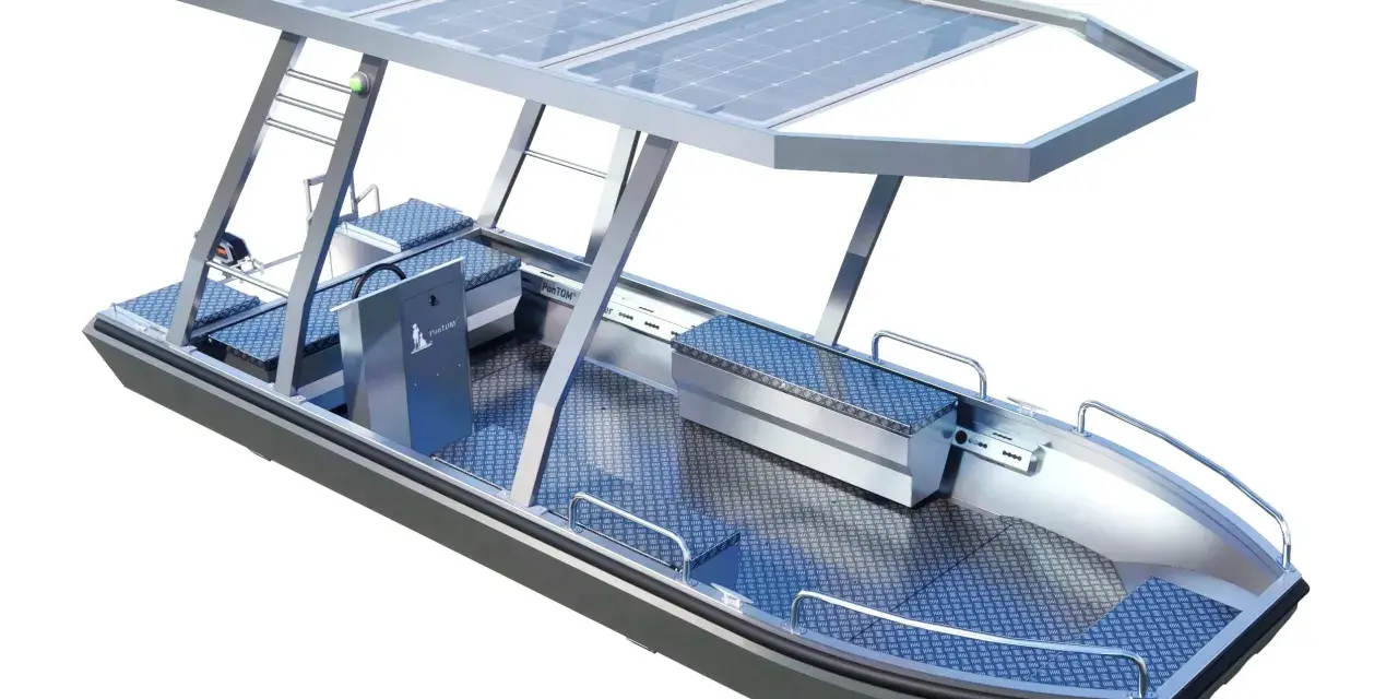 Ein modernes Boot mit Solarpaneelen auf dem Dach. Diese solar boote sind ideal für umweltfreundliche Ausflüge auf dem Wasser.