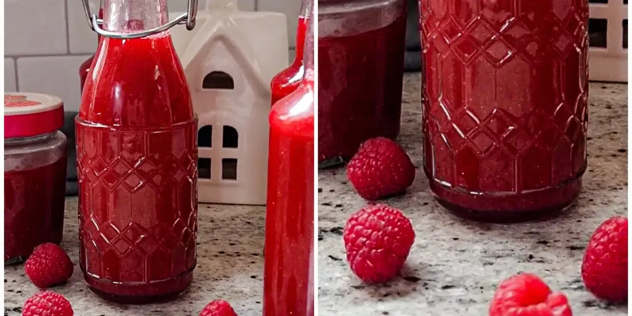 Himbeer Schnaps selber machen: Flaschen gefüllt mit rotem Likör, frische Himbeeren und ein kleines weißes Haus.
