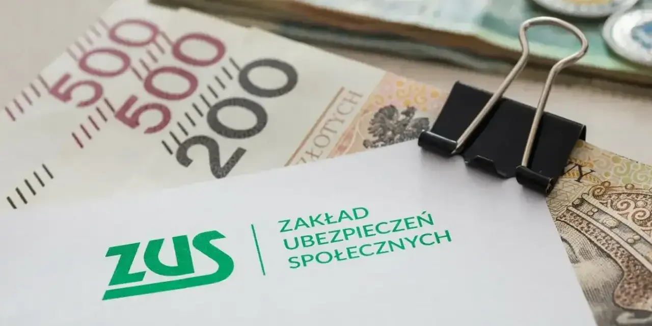 ZUS i pieniądze, symbolizujące rodzicielskie świadczenie uzupełniające.