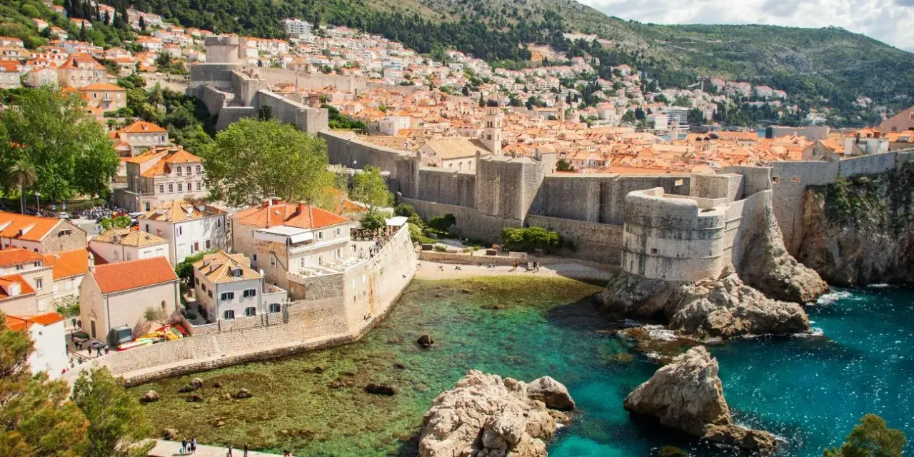 Dubrovnik, con le sue mura imponenti e il mare cristallino, è un must per chi cerca cosa vedere in Croazia.