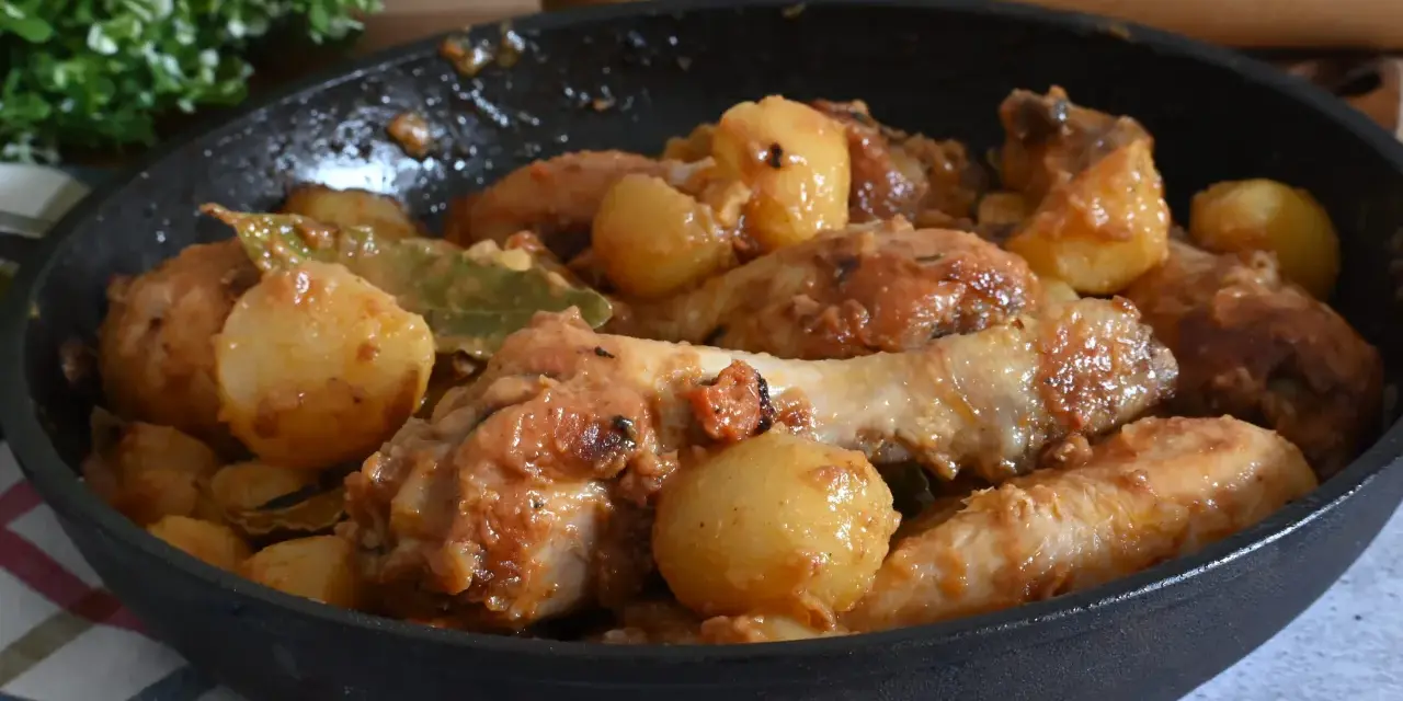 Un saporito pollo in umido con patate e alloro, cotto in padella.