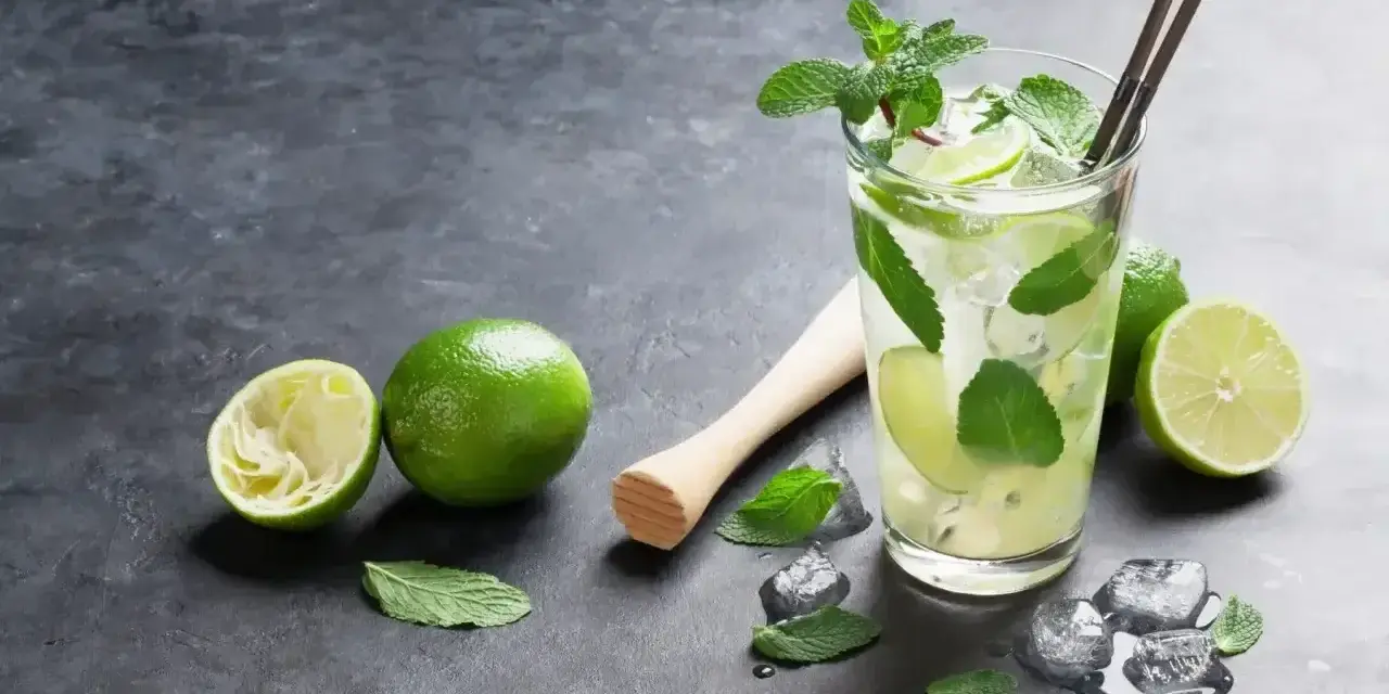 Orzeźwiający mojito bezalkoholowe z limonką i miętą, gotowy do podania.