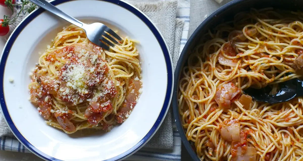 Pyszne spaghetti z sosem pomidorowym i guanciale, idealne na obiad. Oto przepis na Pasta Amatriciana!