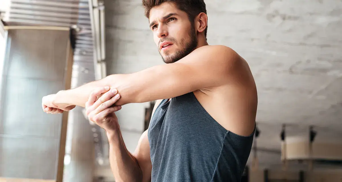 Uomo che si allena, sport contro ansia. Stretching per liberarsi dalle tensioni.