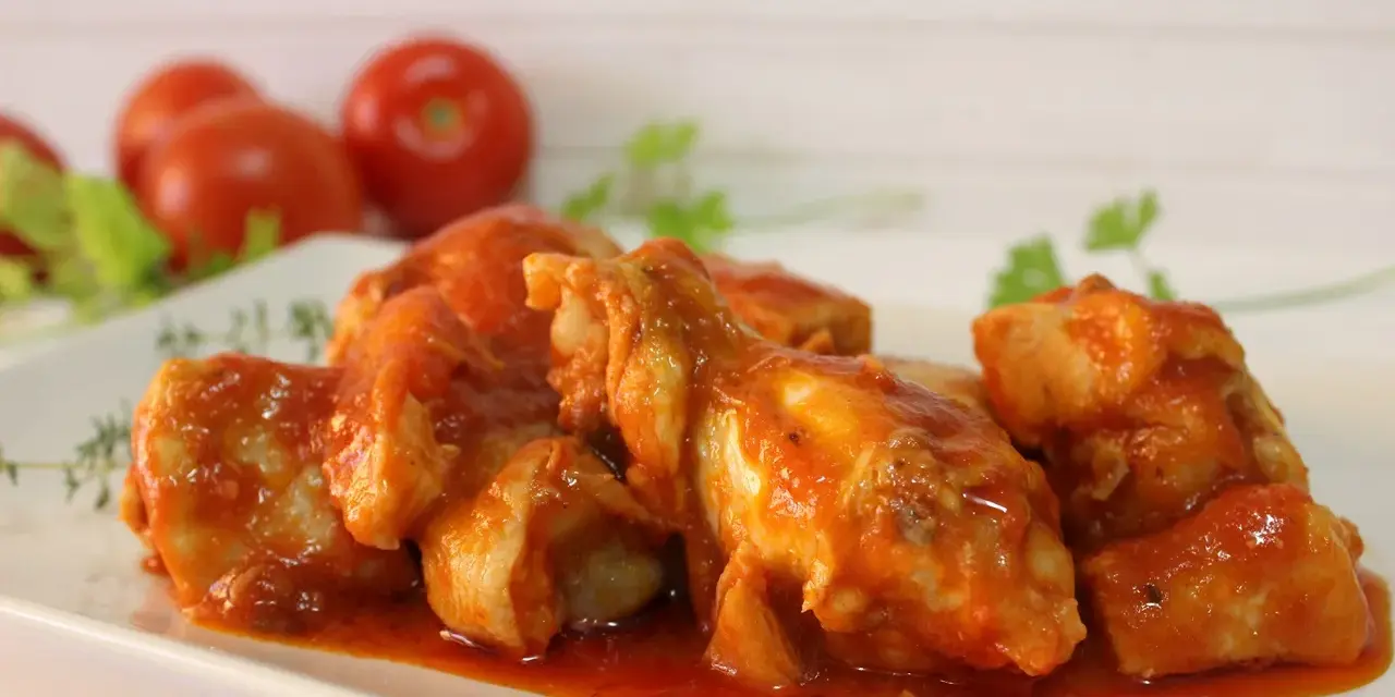 Sabroso pollo con tomate, cocinado a fuego lento hasta que la carne esté tierna y la salsa de tomate haya espesado.