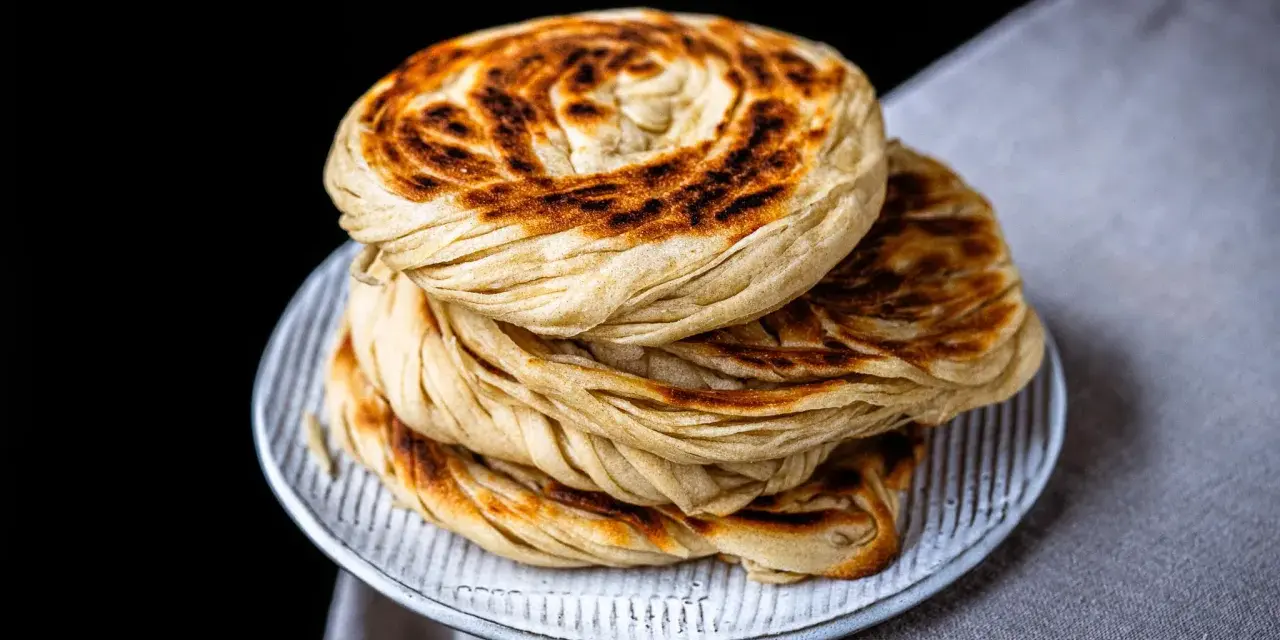 Gestapeltes Pfannenbrot mit goldbraunen Ringen, perfekt für ein einfaches Pfannenbrot Rezept.